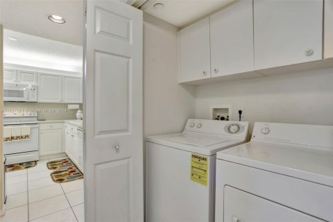 Condo in Tamarac, Florida, 2 bedrooms  № 1888002 - photo 22