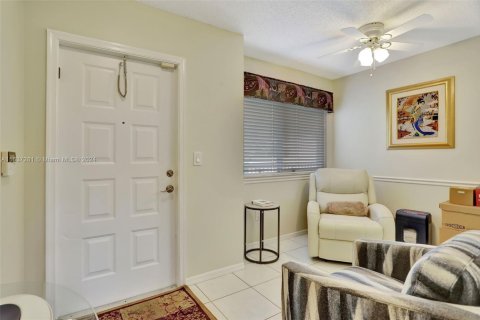 Condo in Tamarac, Florida, 2 bedrooms  № 1888002 - photo 2