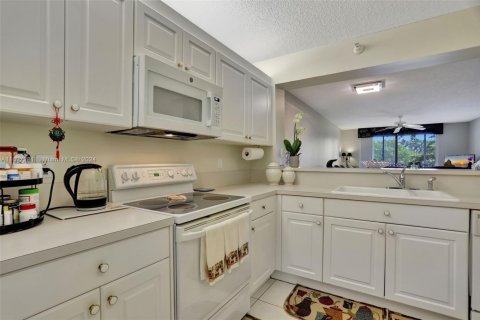 Condo in Tamarac, Florida, 2 bedrooms  № 1888002 - photo 4