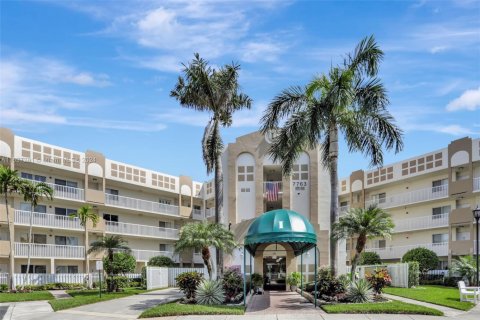 Condo in Tamarac, Florida, 2 bedrooms  № 1888002 - photo 1