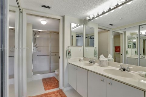Condo in Tamarac, Florida, 2 bedrooms  № 1888002 - photo 16