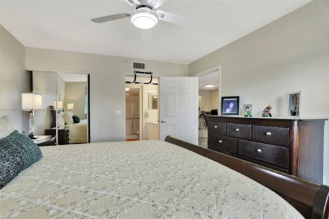 Condo in Tamarac, Florida, 2 bedrooms  № 1888002 - photo 15