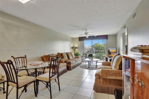 Condo in Tamarac, Florida, 2 bedrooms  № 1888002 - photo 9
