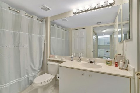 Condo in Tamarac, Florida, 2 bedrooms  № 1888002 - photo 21