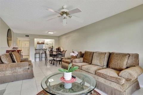 Condo in Tamarac, Florida, 2 bedrooms  № 1888002 - photo 12
