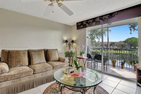 Condo in Tamarac, Florida, 2 bedrooms  № 1888002 - photo 11
