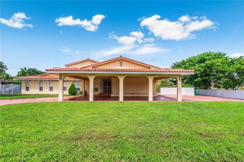 Villa ou maison à vendre à Miami, Floride: 5 chambres, 383.78 m2 № 2055020 - photo 7