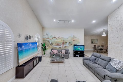Villa ou maison à vendre à Miami, Floride: 5 chambres, 383.78 m2 № 2055020 - photo 10