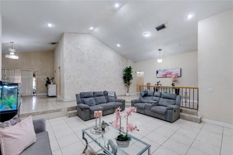 Villa ou maison à vendre à Miami, Floride: 5 chambres, 383.78 m2 № 2055020 - photo 25
