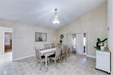 Villa ou maison à vendre à Miami, Floride: 5 chambres, 383.78 m2 № 2055020 - photo 15