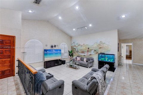 Villa ou maison à vendre à Miami, Floride: 5 chambres, 383.78 m2 № 2055020 - photo 11
