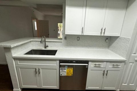 Copropriété à vendre à Pembroke Pines, Floride: 2 chambres, 104.98 m2 № 2343115 - photo 13