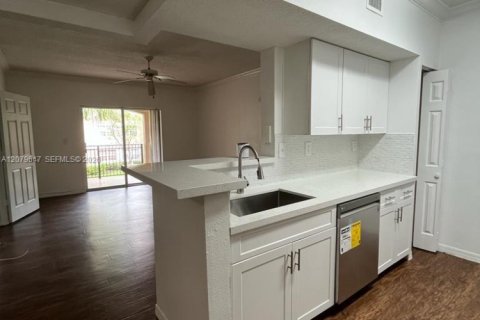 Copropriété à vendre à Pembroke Pines, Floride: 2 chambres, 104.98 m2 № 2343115 - photo 7