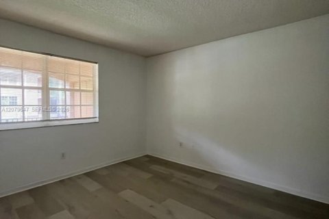Copropriété à vendre à Pembroke Pines, Floride: 2 chambres, 104.98 m2 № 2343115 - photo 16