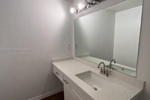 Copropriété à vendre à Pembroke Pines, Floride: 2 chambres, 104.98 m2 № 2343115 - photo 18