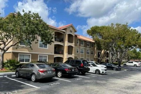 Copropriété à vendre à Pembroke Pines, Floride: 2 chambres, 104.98 m2 № 2343115 - photo 3