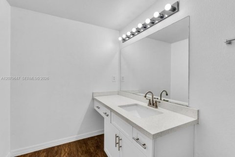 Copropriété à vendre à Pembroke Pines, Floride: 2 chambres, 104.98 m2 № 2343115 - photo 23