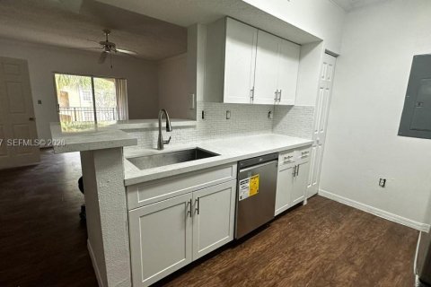Copropriété à vendre à Pembroke Pines, Floride: 2 chambres, 104.98 m2 № 2343115 - photo 10