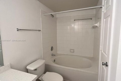 Copropriété à vendre à Pembroke Pines, Floride: 2 chambres, 104.98 m2 № 2343115 - photo 17