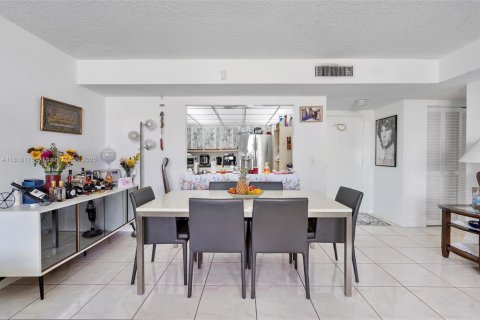 Condominio en venta en North Miami, Florida, 2 dormitorios, 97.55 m2 № 1782087 - foto 5