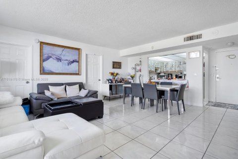 Condominio en venta en North Miami, Florida, 2 dormitorios, 97.55 m2 № 1782087 - foto 4