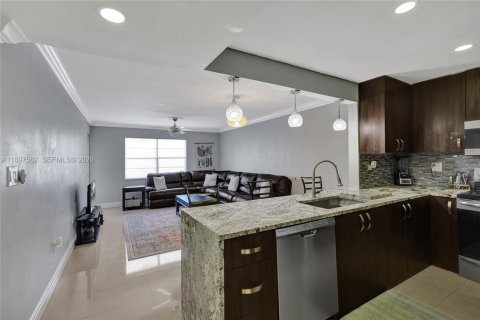 Condo in Deerfield Beach, Florida, 2 bedrooms  № 2081551 - photo 2