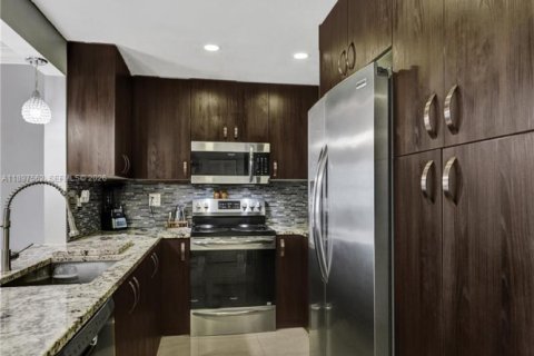 Condo in Deerfield Beach, Florida, 2 bedrooms  № 2081551 - photo 6