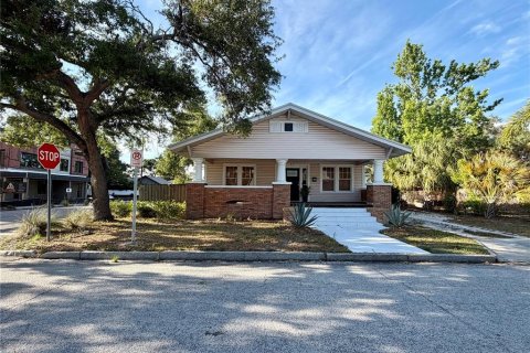 House in Tampa, Florida 3 bedrooms, 143.72 sq.m. № 2214779 - photo 2