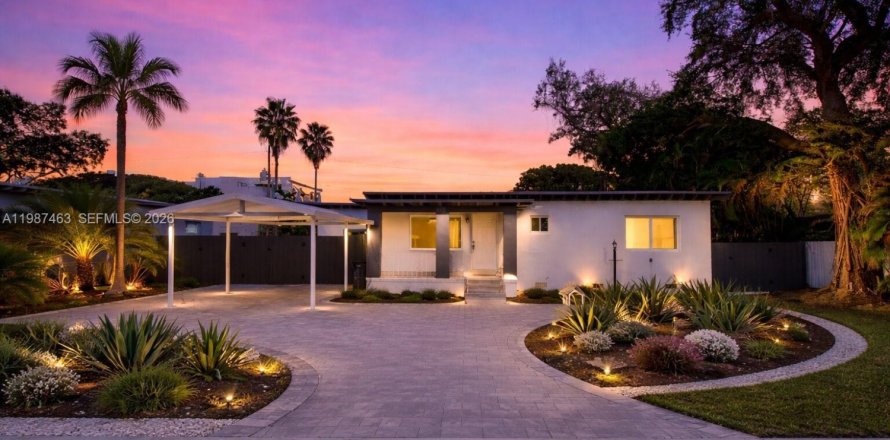 Дом в Майами, Флорида 6 спален, 180.04м2 № 2051770