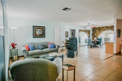 House in Seminole, Florida 4 bedrooms, 190.17 sq.m. № 1798049 - photo 5