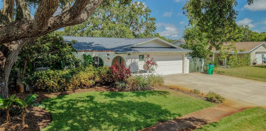 House in Seminole, Florida 4 bedrooms, 190.17 sq.m. № 1798049