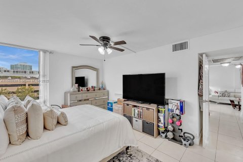 Condo in Sunny Isles Beach, Florida, 1 bedroom  № 1935768 - photo 13
