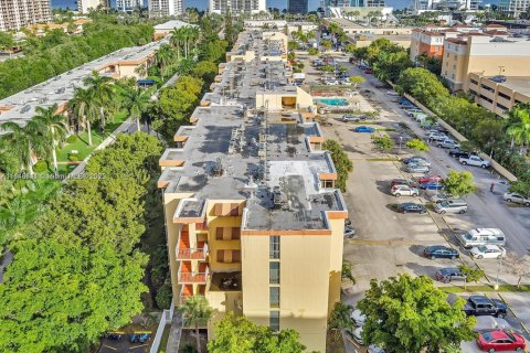 Condo in Sunny Isles Beach, Florida, 1 bedroom  № 1935768 - photo 17