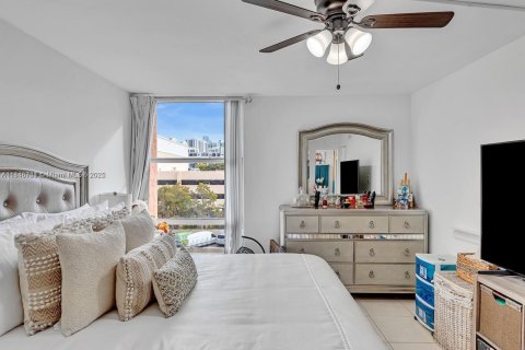 Condo in Sunny Isles Beach, Florida, 1 bedroom  № 1935768 - photo 11