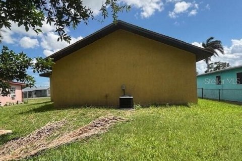 House in Clewiston, Florida 3 bedrooms, 97.55 sq.m. № 2092140 - photo 4