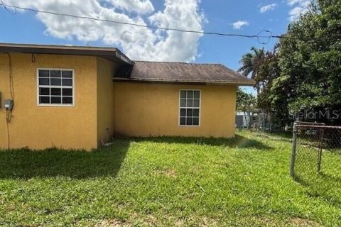 House in Clewiston, Florida 3 bedrooms, 97.55 sq.m. № 2092140 - photo 2
