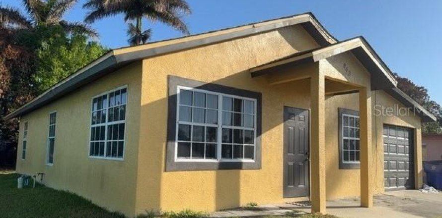 House in Clewiston, Florida 3 bedrooms, 97.55 sq.m. № 2092140