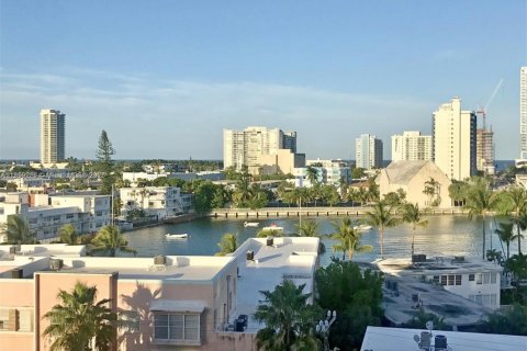 Copropriété à vendre à Miami Beach, Floride: 1 chambre, 72.46 m2 № 1896939 - photo 1
