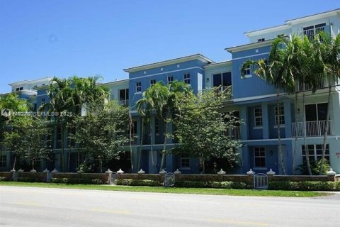 Townhouse in Plantation, Florida 4 bedrooms, 278.71 sq.m. № 2031051