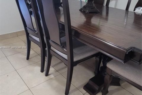 Condo in Hialeah, Florida, 2 bedrooms  № 1976385 - photo 11