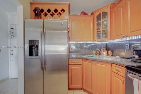 Condo in Hialeah, Florida, 2 bedrooms  № 1976385 - photo 3