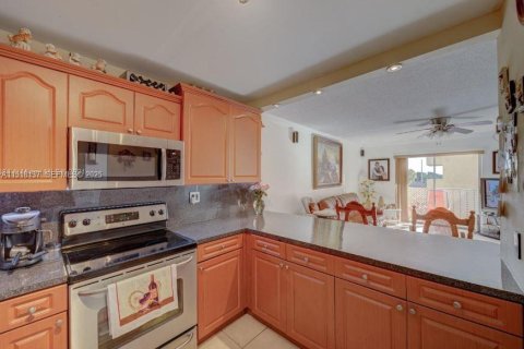 Condo in Hialeah, Florida, 2 bedrooms  № 1976385 - photo 2