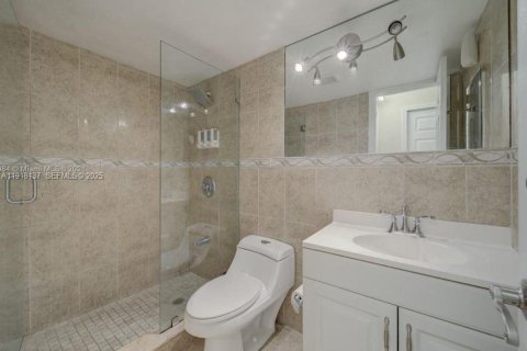 Condo in Hialeah, Florida, 2 bedrooms  № 1976385 - photo 7