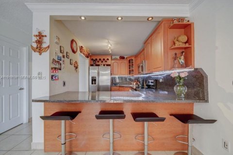 Condo in Hialeah, Florida, 2 bedrooms  № 1976385 - photo 1