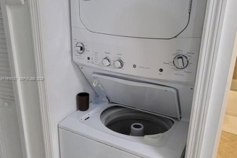 Condo in Hialeah, Florida, 2 bedrooms  № 1976385 - photo 9