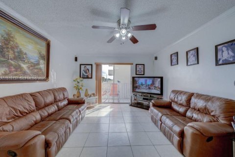Condo in Hialeah, Florida, 2 bedrooms  № 1976385 - photo 5