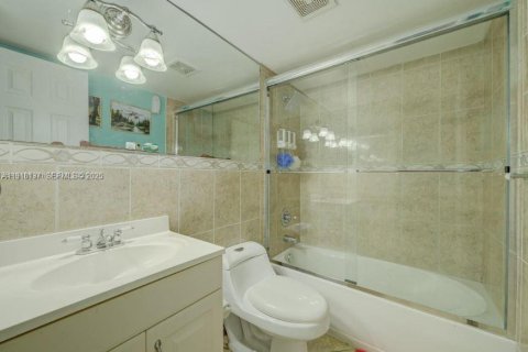 Condo in Hialeah, Florida, 2 bedrooms  № 1976385 - photo 4
