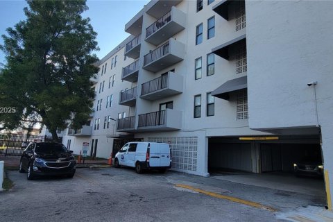 Condo in Hialeah, Florida, 2 bedrooms  № 1976385 - photo 8
