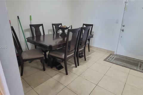 Condo in Hialeah, Florida, 2 bedrooms  № 1976385 - photo 10