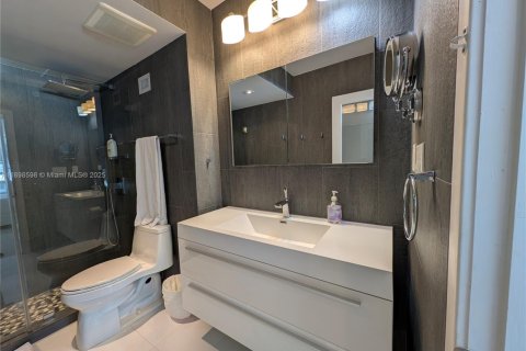 Condo in Miami Beach, Florida, 1 bedroom  № 1950130 - photo 9